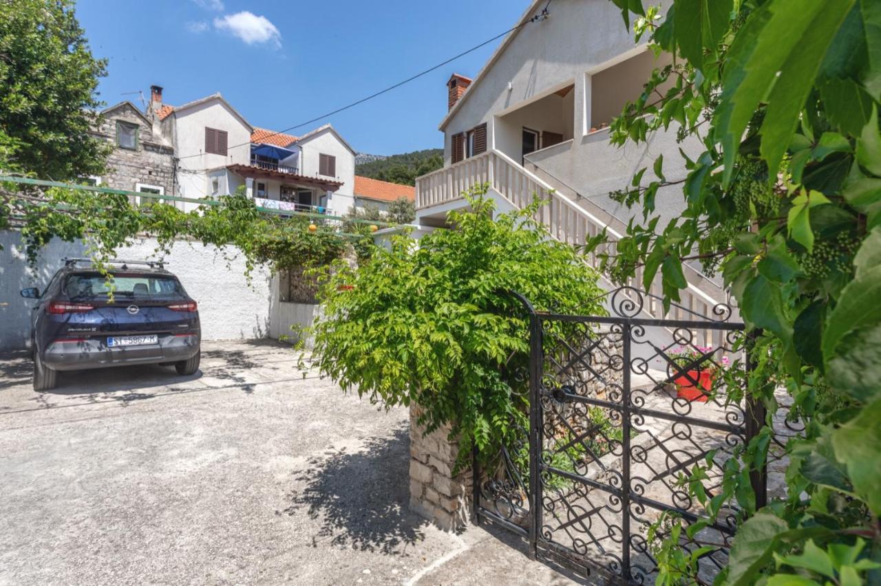 Center Apartment Golden Ray Бол Экстерьер фото